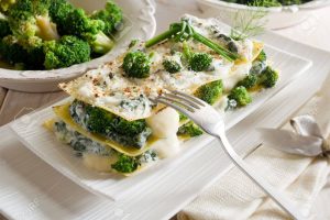 10426389-vegetatarian-lasagne-avec-brocoli-et-epinards-banque-dimages